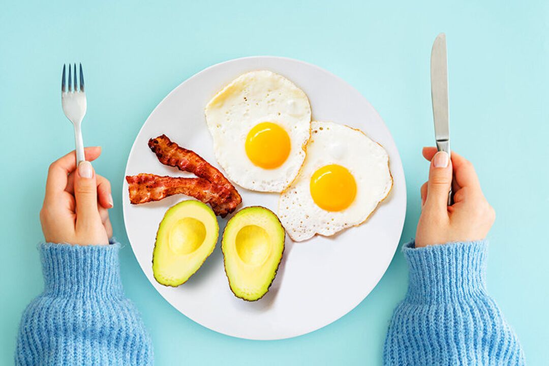 Micul dejun perfect din meniul dietei keto - ouă cu bacon și avocado